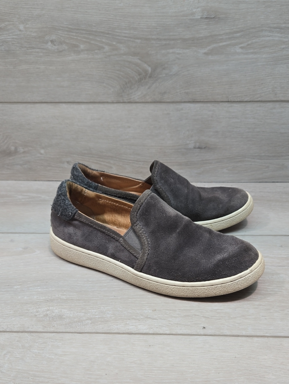 Ugg Australia Women Gray Suede Slip-On Sneakers Shoes Sz 6
